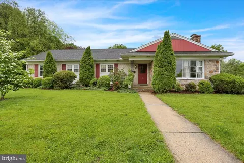 406 W Vine St, Fleetwood, PA 19522