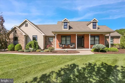 12 Career Ct, Oley, PA 19547