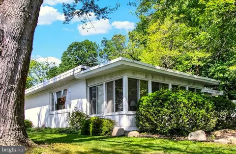 400 Hill Cir, Reading, PA 19607 photo 2