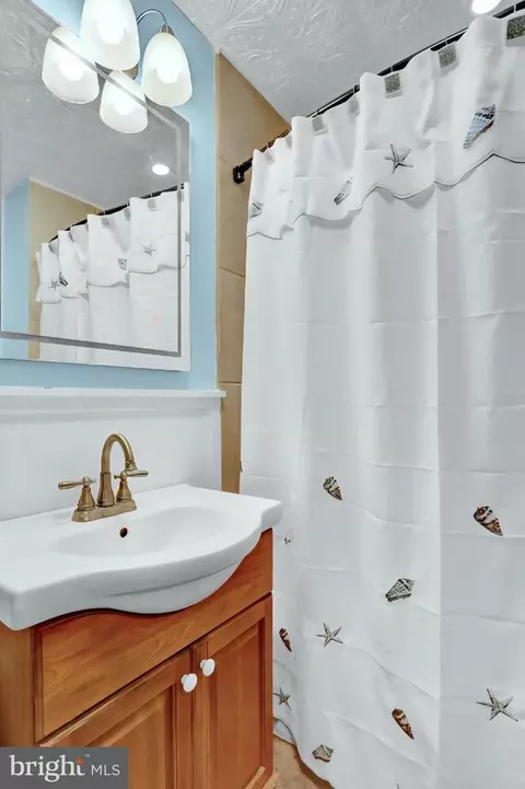 Bath - 1820 Liggett Ave, Reading, PA 19607 photo 3 of 3