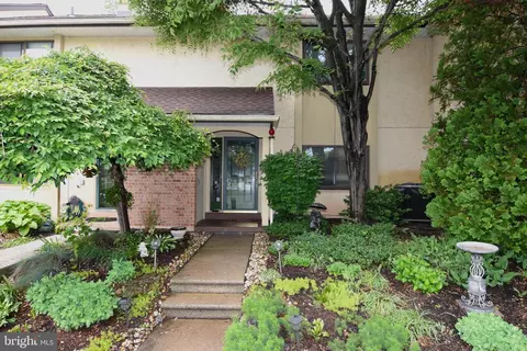 11 Pine Woods Ct, Reading, PA 19607