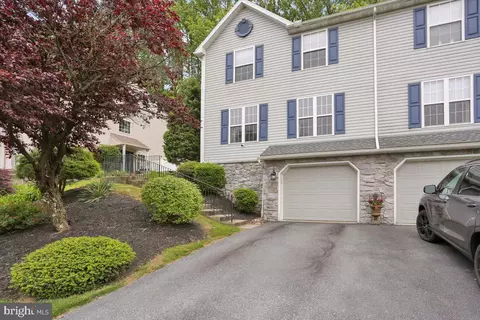 1526 Huron Dr, Reading, PA 19608 photo 2