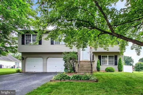 4 Dogwood Dr, Wernersville, PA 19565