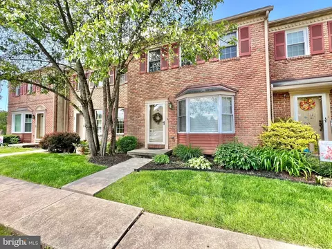 19 Warwick Ct, Reading, PA 19606 photo 2