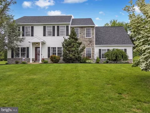 407 Harmony Ln, Douglassville, PA 19518