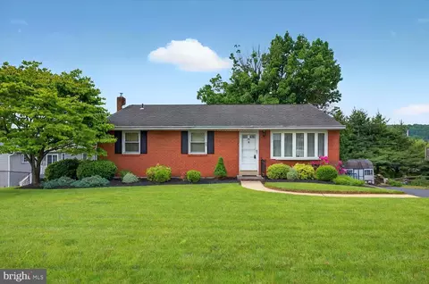 60 Mountain Blvd, Wernersville, PA 19565