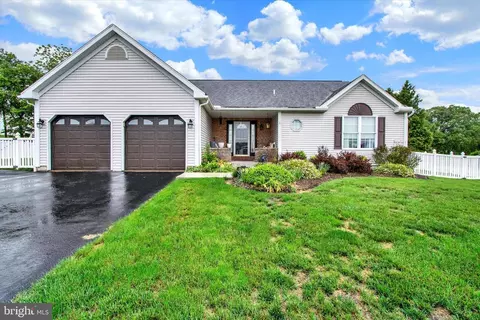 60 Walnut Dr W, Bernville, PA 19506