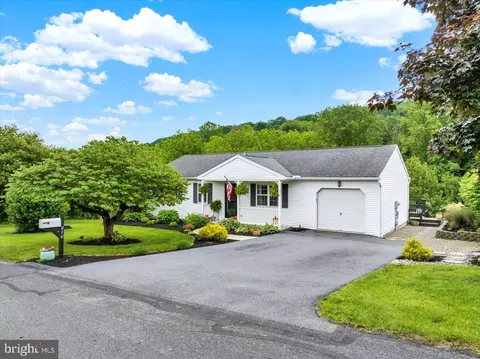 210 Constitution Dr, Hamburg, PA 19526