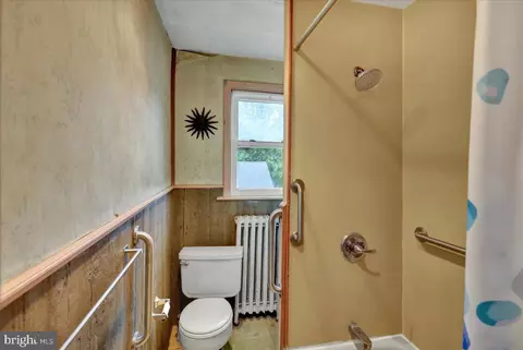 Bath - 913 Gregg Ave, Reading, PA 19607 photo 1 of 1