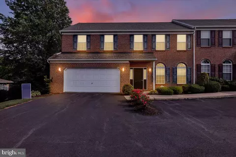 203 Barrington Dr, Reading, PA 19607 photo 2