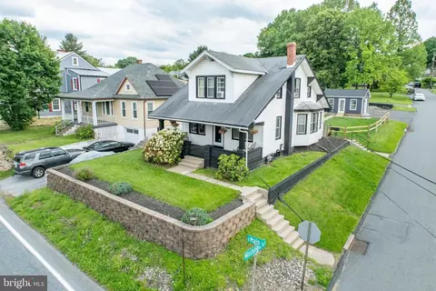 1174 E Main St, Douglassville, PA 19518