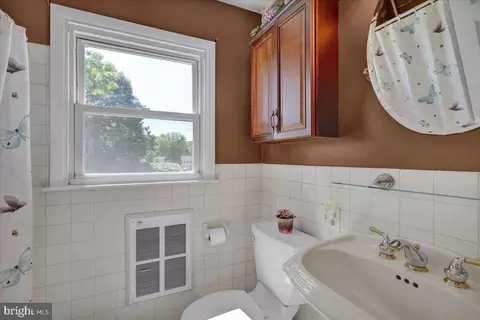 Bath - 3012 Octagon Ave, Reading, PA 19608 photo 1 of 2