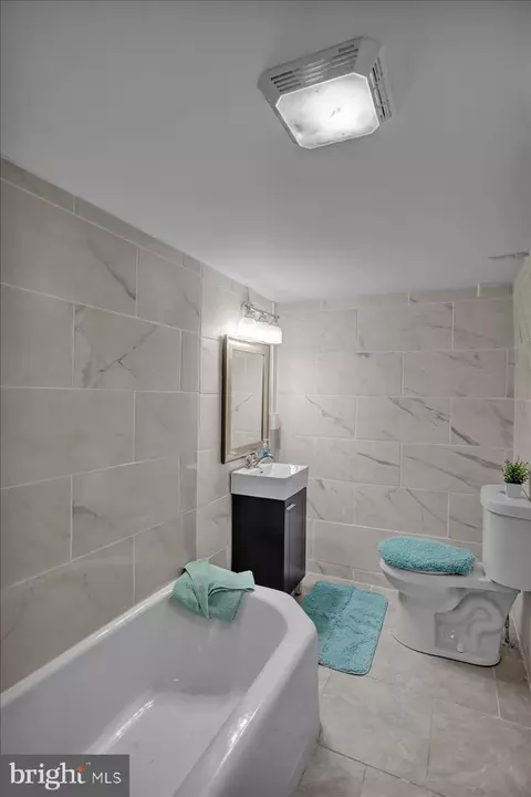 Bath - 937 Fern Ave, Reading, PA 19607 photo 5 of 5