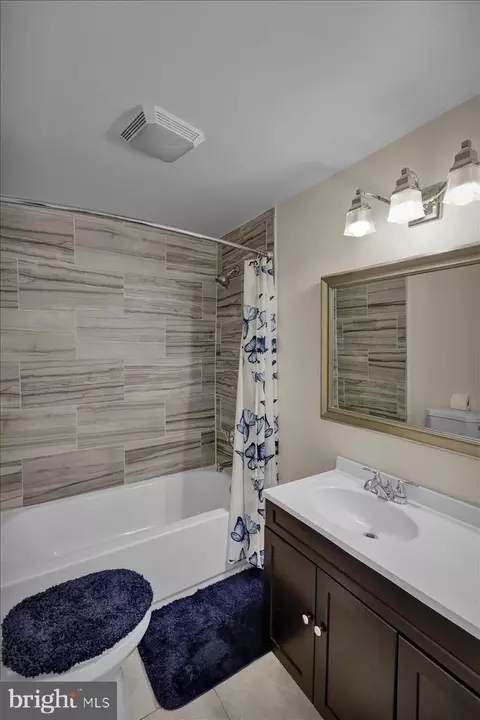 Bath - 937 Fern Ave, Reading, PA 19607 photo 3 of 5