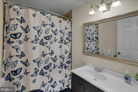Bath - 937 Fern Ave, Reading, PA 19607 photo 1 of 5