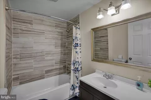 Bath - 937 Fern Ave, Reading, PA 19607 photo 2 of 5
