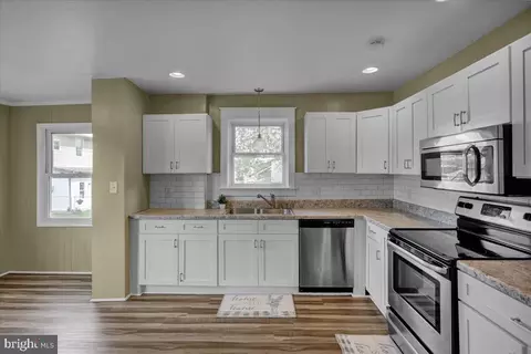 Entry Way - 937 Fern Ave, Reading, PA 19607 photo 7 of 10