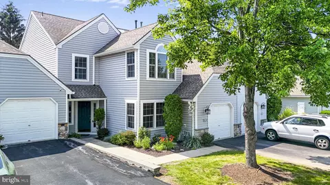 228 Hawthorne Ct N, Reading, PA 19610