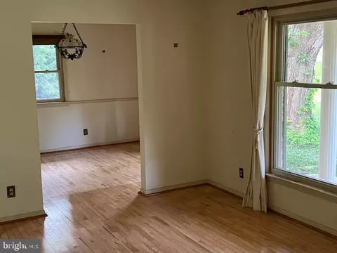 Living - 214 Meadow Glen Ln, Reading, PA 19607 photo 1 of 2