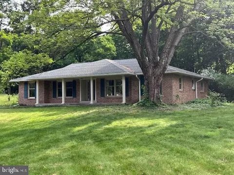 Exterior - 214 Meadow Glen Ln, Reading, PA 19607 photo 2 of 5