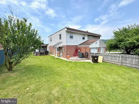 Exterior - 807 Rabbit Ln, Reading, PA 19606 photo 2 of 3