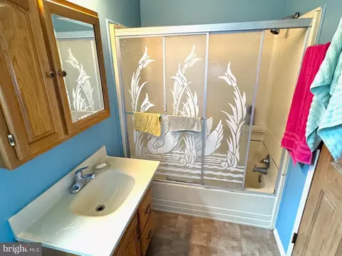 Bath - 807 Rabbit Ln, Reading, PA 19606 photo 3 of 3