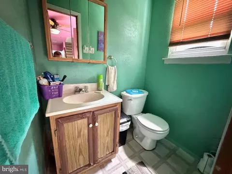 Bath - 807 Rabbit Ln, Reading, PA 19606 photo 1 of 3