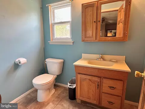 Bath - 807 Rabbit Ln, Reading, PA 19606 photo 2 of 3