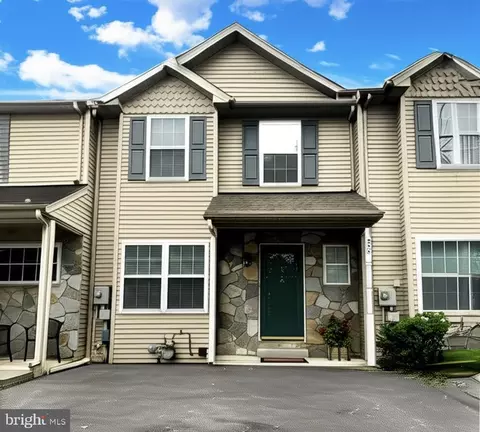 630 Walnut Tree Dr, Blandon, PA 19510