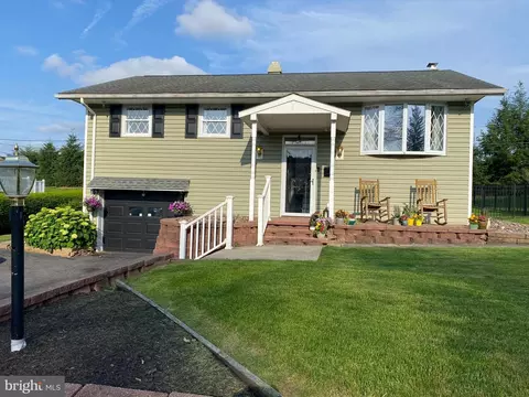 8 Cherrywood Rd, Wyomissing, PA 19610