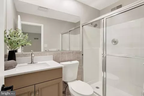 Bath - 33 Pinehurst Ct, Reading, PA 19607 photo 2 of 3