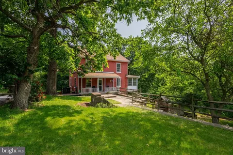 1018 Fairview Dr, Leesport, PA 19533
