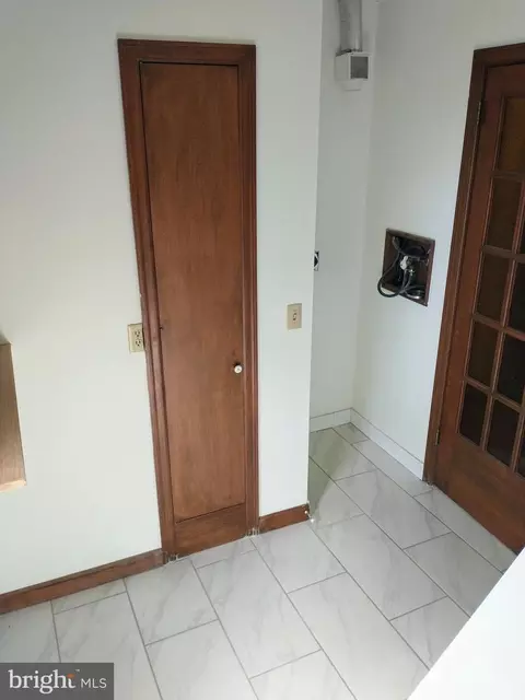 Entry Way - 512 Mifflin Blvd, Reading, PA 19607 photo 8 of 10