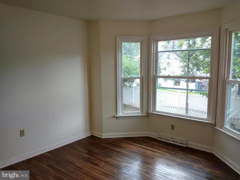 Living - 512 Mifflin Blvd, Reading, PA 19607 photo 6 of 7