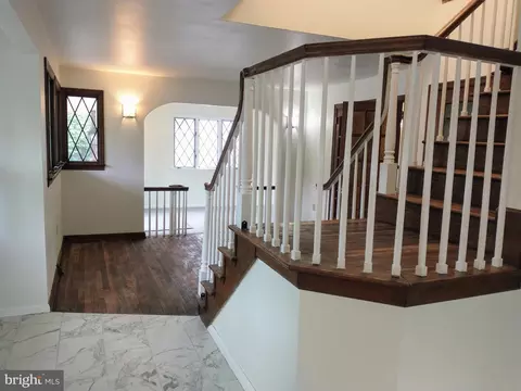 Entry Way - 512 Mifflin Blvd, Reading, PA 19607 photo 3 of 10