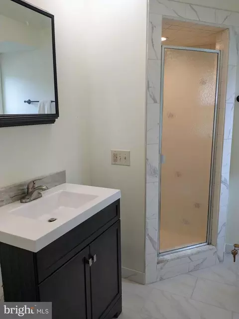 Bath - 512 Mifflin Blvd, Reading, PA 19607 photo 3 of 3