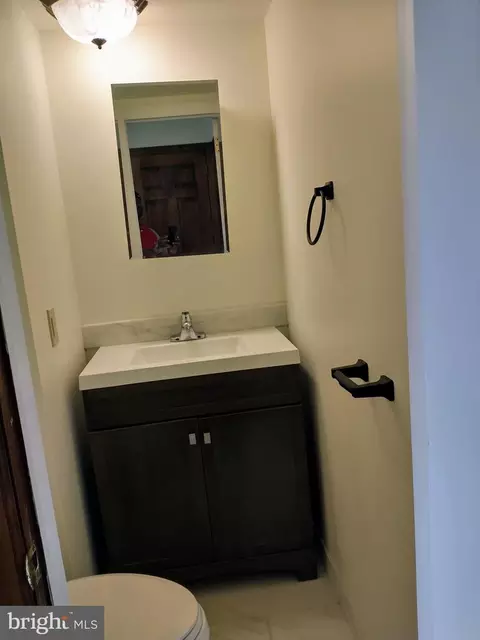 Bath - 512 Mifflin Blvd, Reading, PA 19607 photo 1 of 3