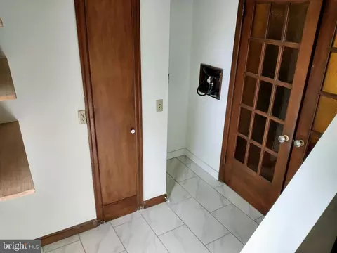 Entry Way - 512 Mifflin Blvd, Reading, PA 19607 photo 9 of 10