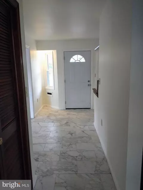 Entry Way - 512 Mifflin Blvd, Reading, PA 19607 photo 1 of 10