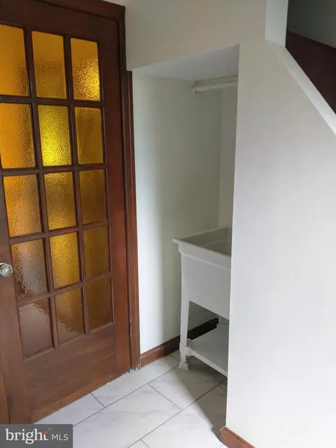 Entry Way - 512 Mifflin Blvd, Reading, PA 19607 photo 7 of 10