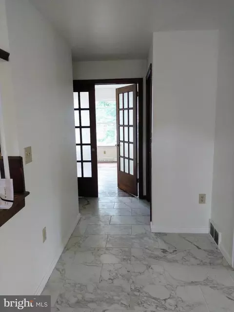 Entry Way - 512 Mifflin Blvd, Reading, PA 19607 photo 5 of 10