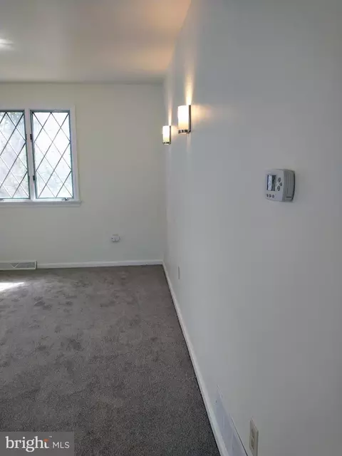 Living - 512 Mifflin Blvd, Reading, PA 19607 photo 5 of 7