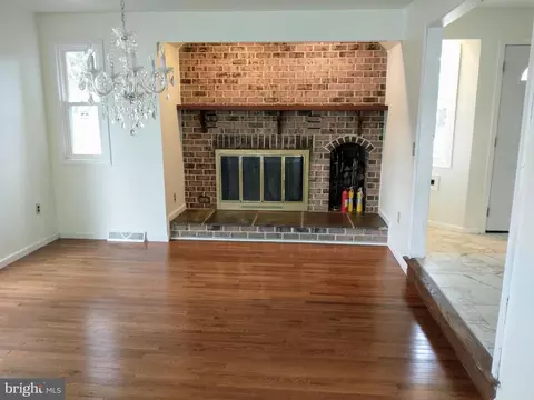 Living - 512 Mifflin Blvd, Reading, PA 19607 photo 1 of 7