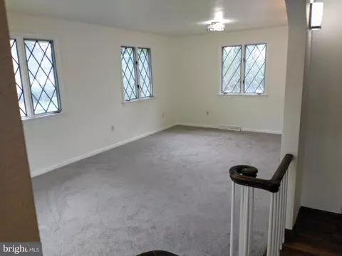 Living - 512 Mifflin Blvd, Reading, PA 19607 photo 3 of 7