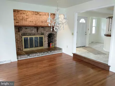 Living - 512 Mifflin Blvd, Reading, PA 19607 photo 2 of 7