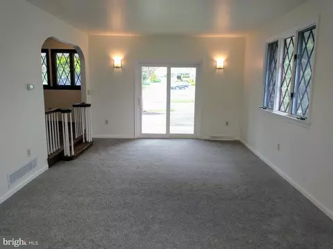 Living - 512 Mifflin Blvd, Reading, PA 19607 photo 4 of 7