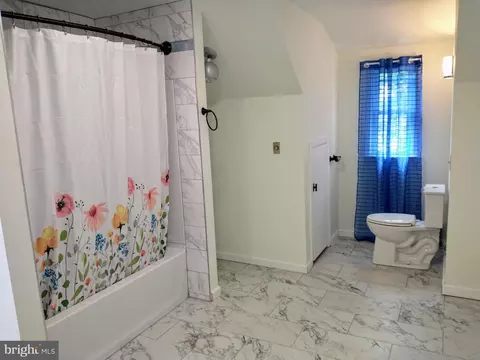 Bath - 512 Mifflin Blvd, Reading, PA 19607 photo 2 of 3