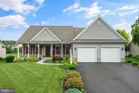 33 Apple Blossom Ln, Womelsdorf, PA 19567