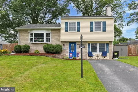121 Briarwood Dr, Douglassville, PA 19518