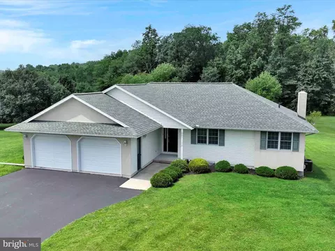 2 Highland Hills Dr, Fleetwood, PA 19522